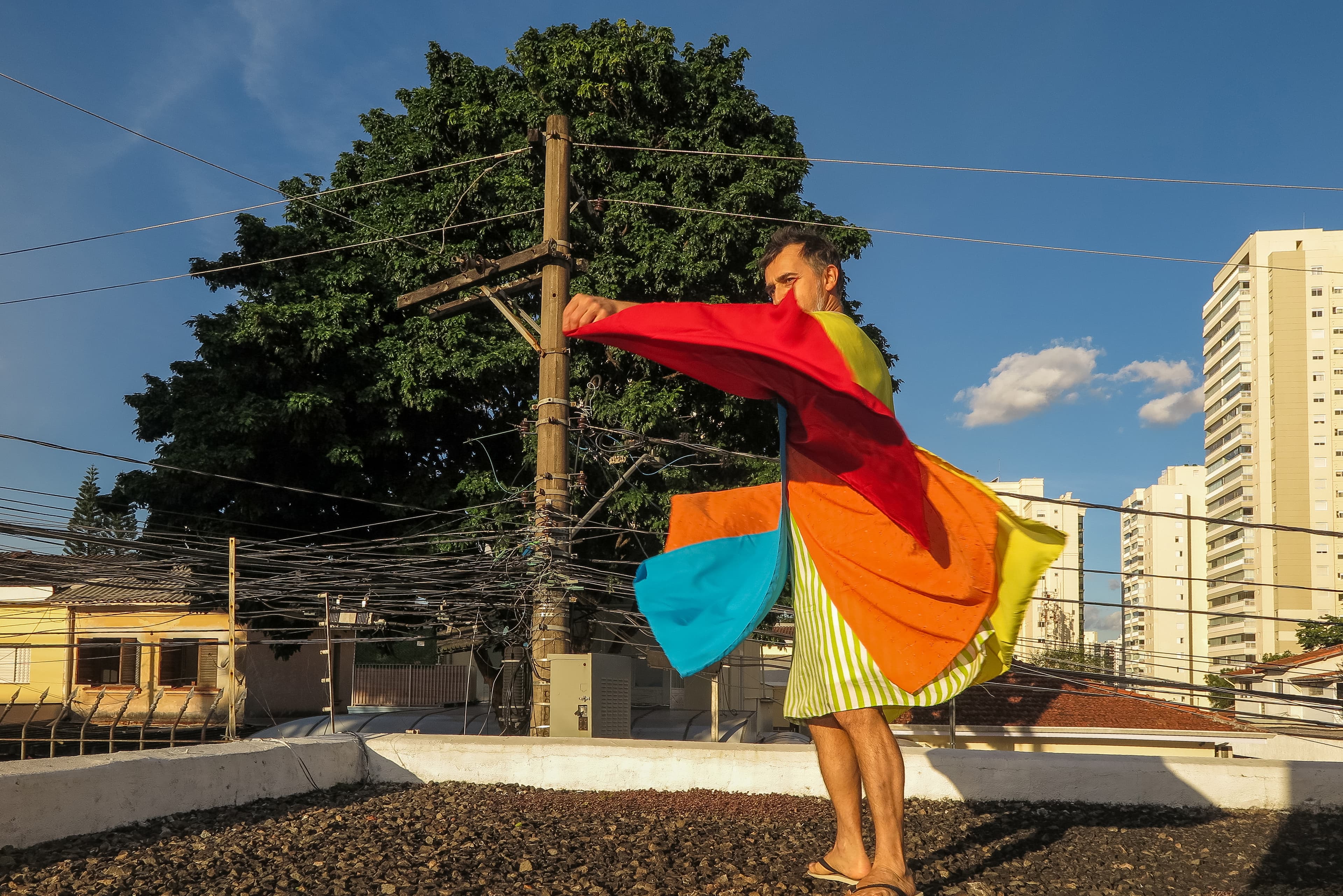 Criando e dançando os parangolés de Hélio Oiticica